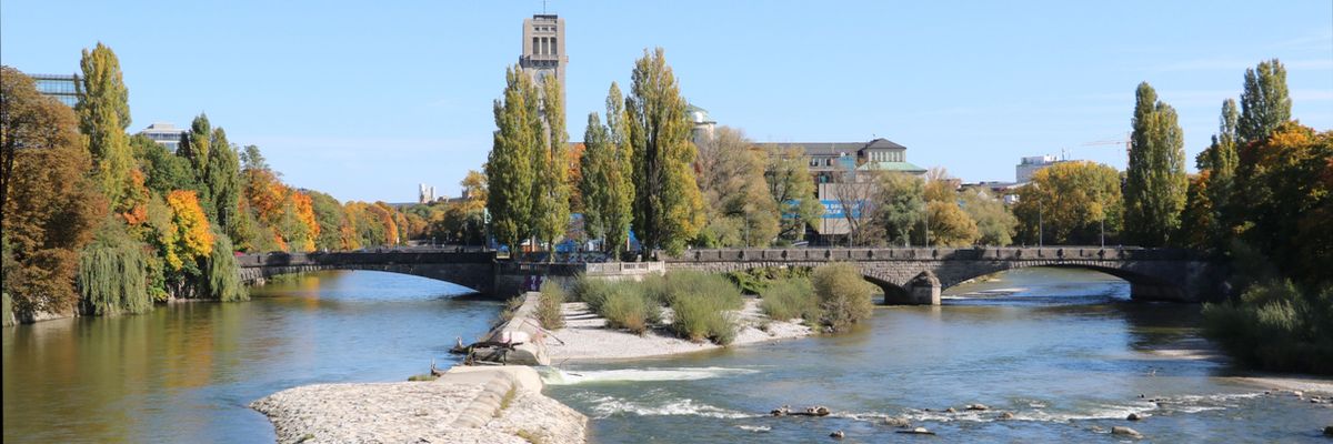 München, Im Vordergrund Hochwasserscheitel Isar/Stadtkanal, Corneliusbrücke mit der Büste König Ludwig II, im Hintergrund das Deusche Museum